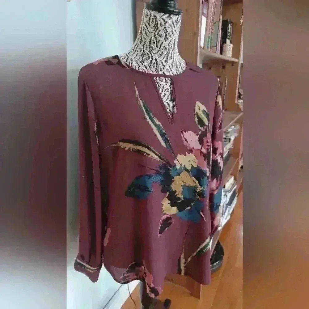 Le Chateau Women's Medium Long Sleeve  Blouse Beautiful Flower Print